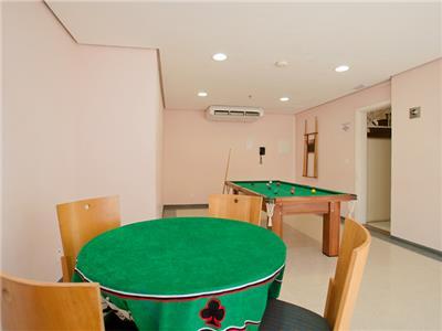 image-housing-carousel
