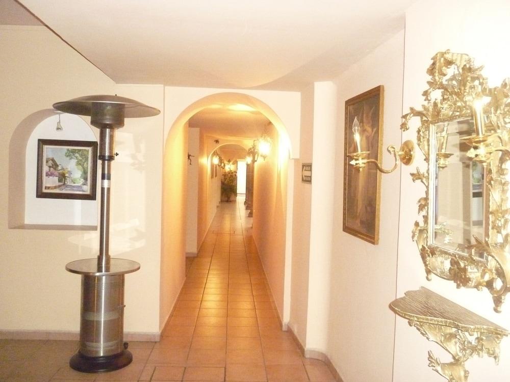image-housing-carousel