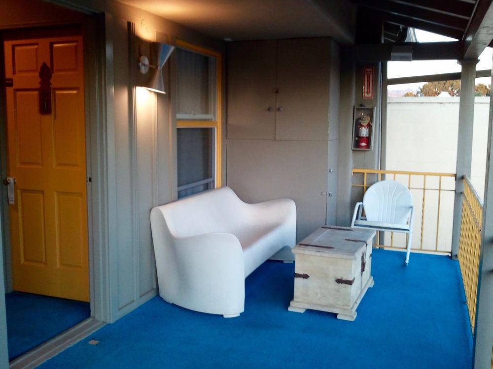 image-housing-carousel