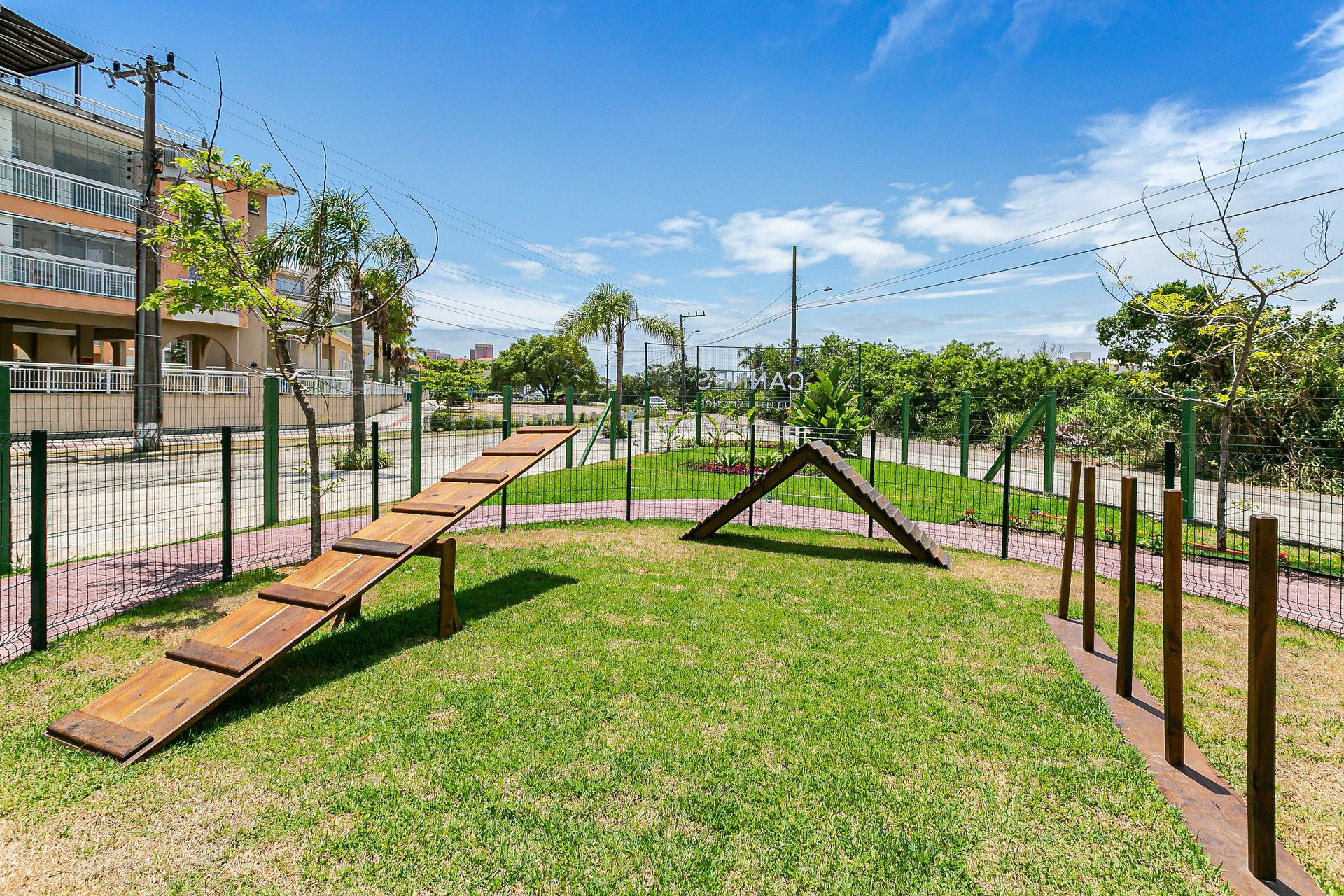 image-housing-carousel