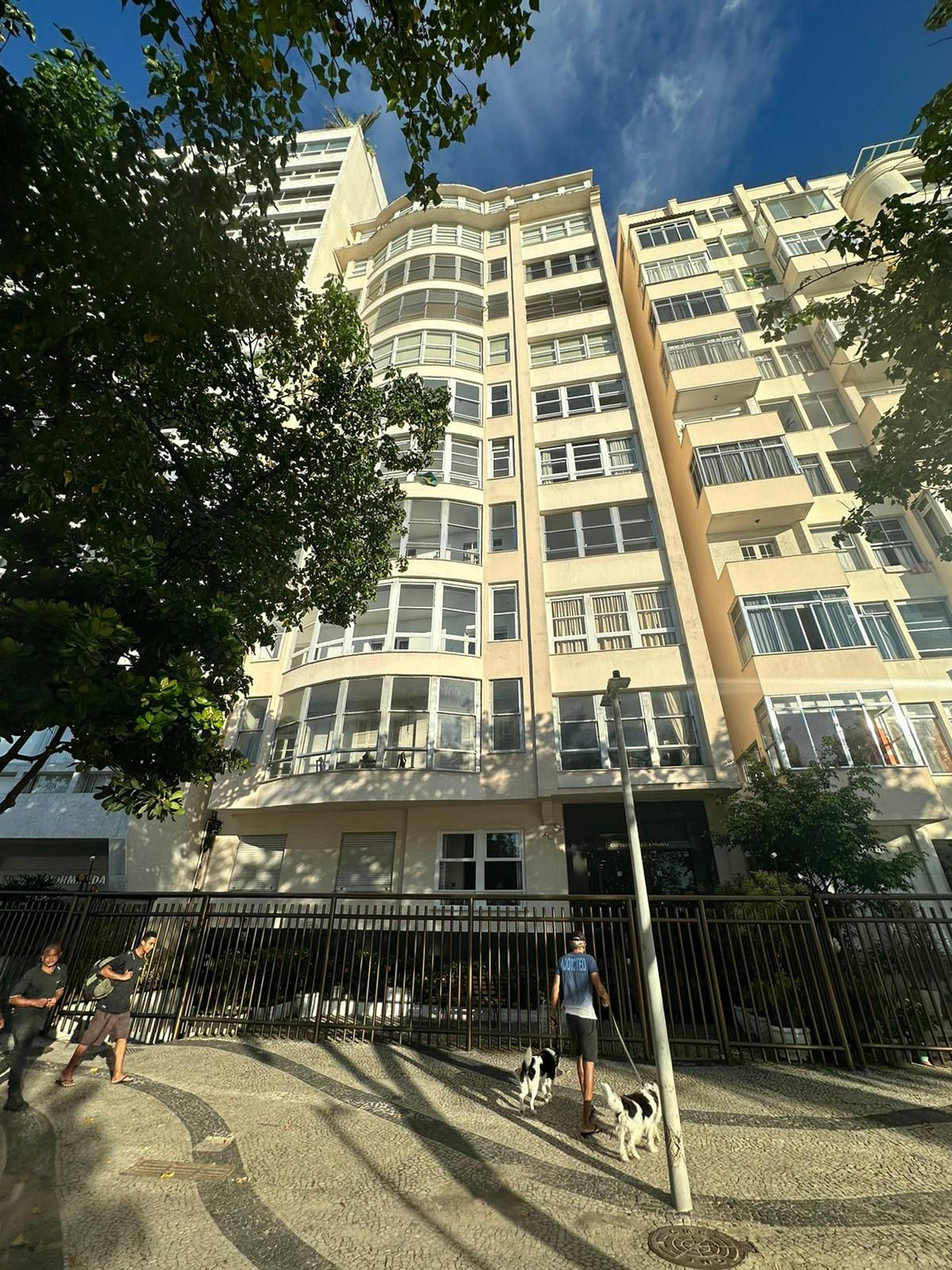 image-housing-carousel