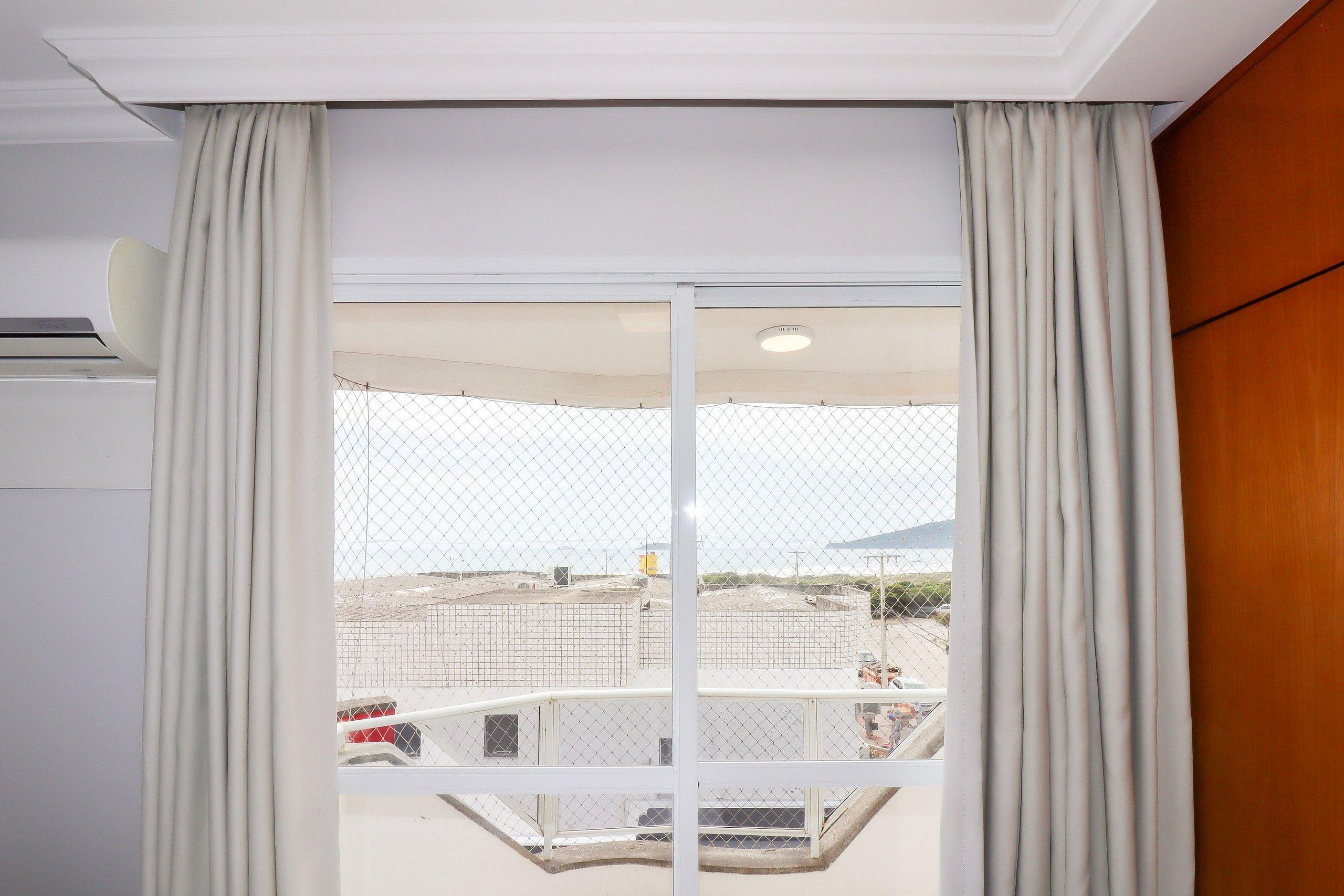 image-housing-carousel