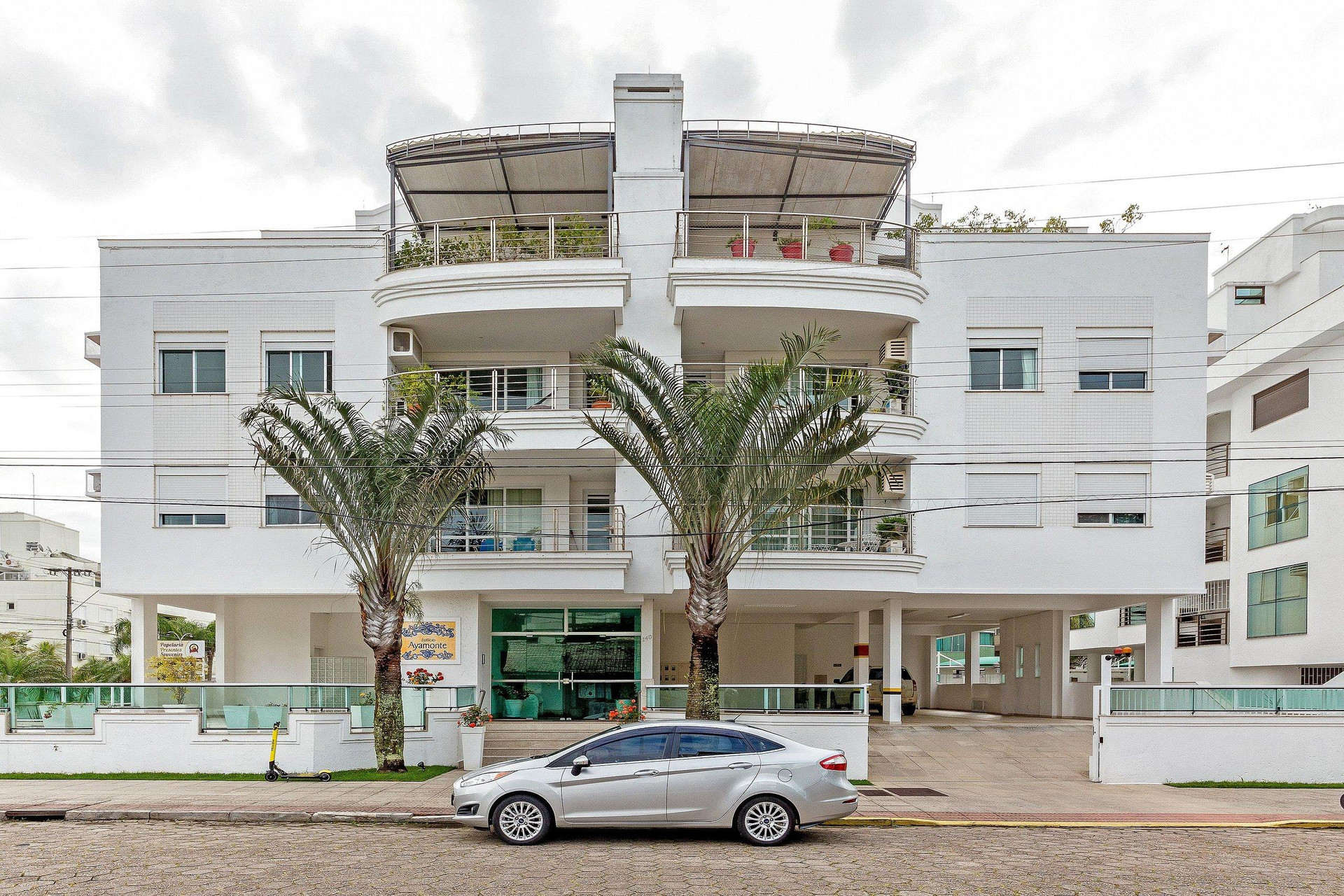 image-housing-carousel