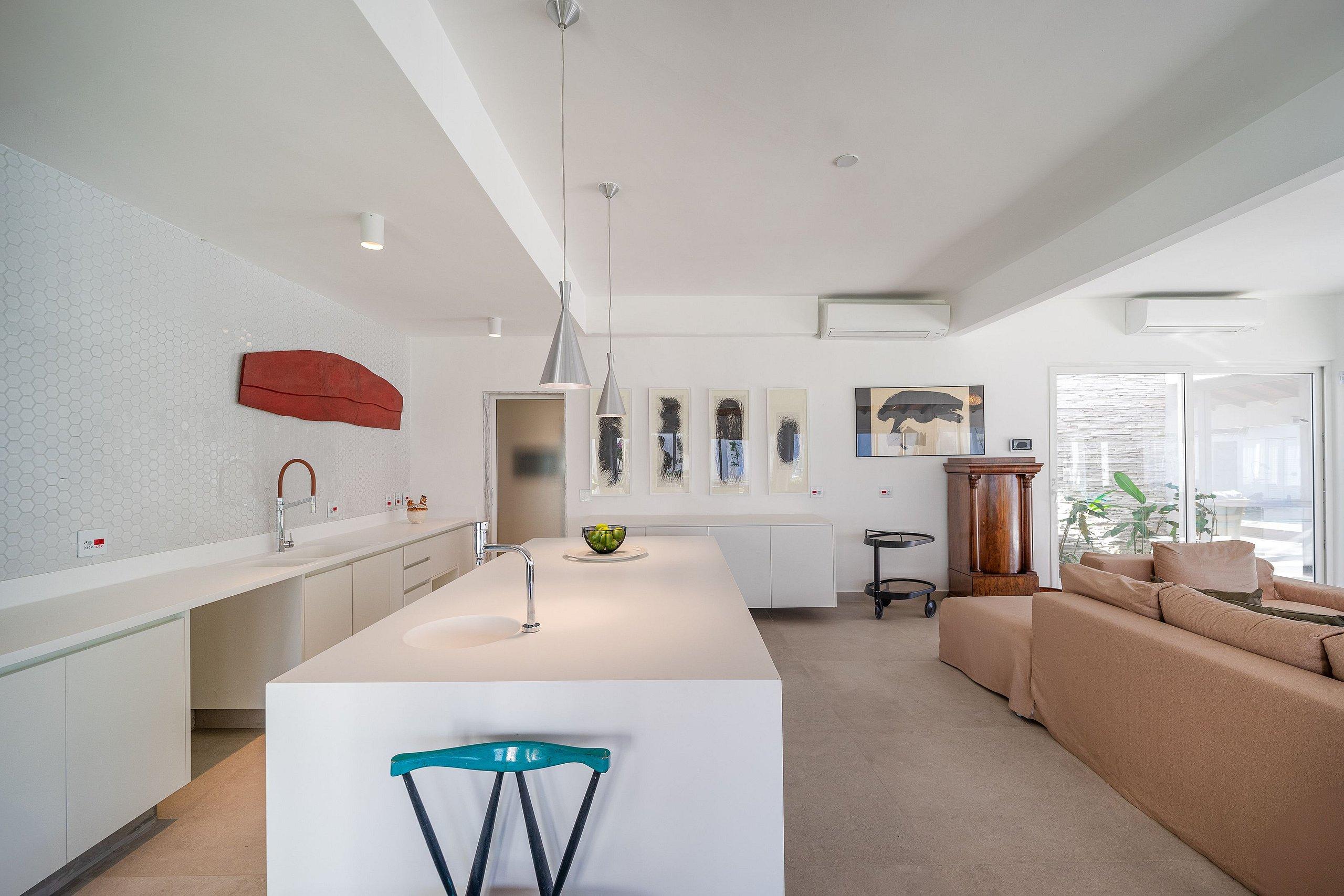 image-housing-carousel