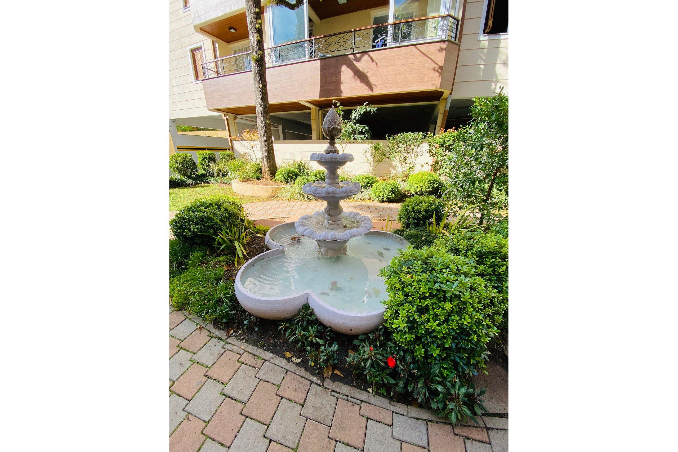 image-housing-carousel