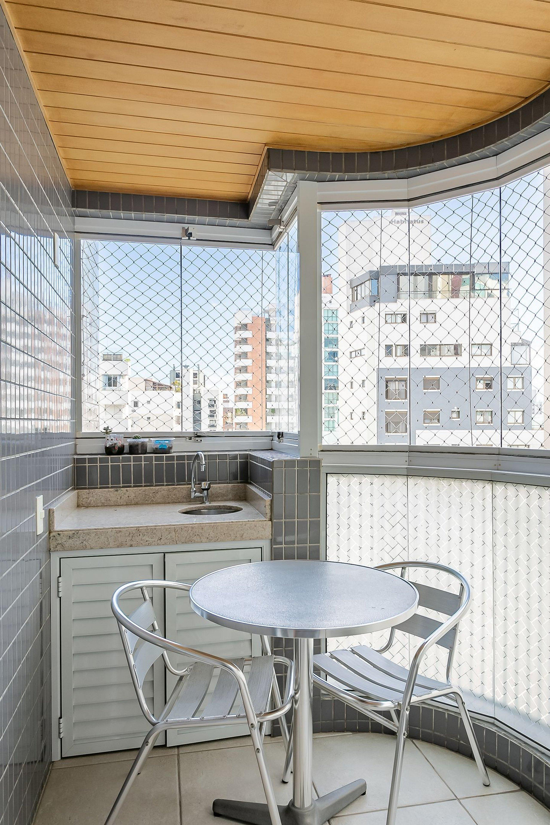 image-housing-carousel