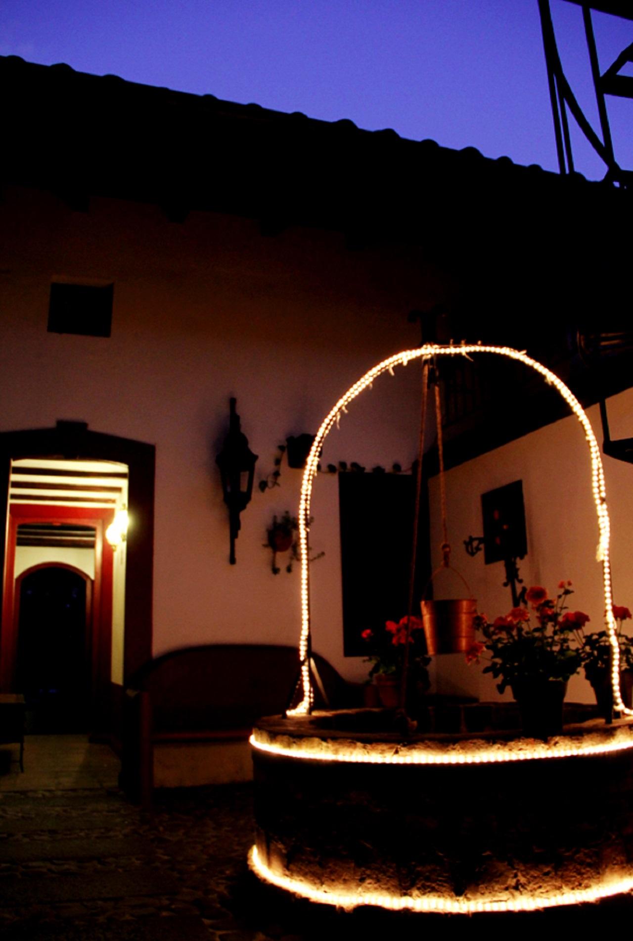 image-housing-carousel
