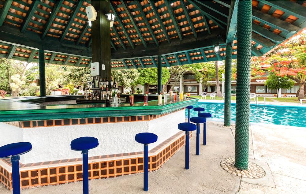 image-housing-carousel