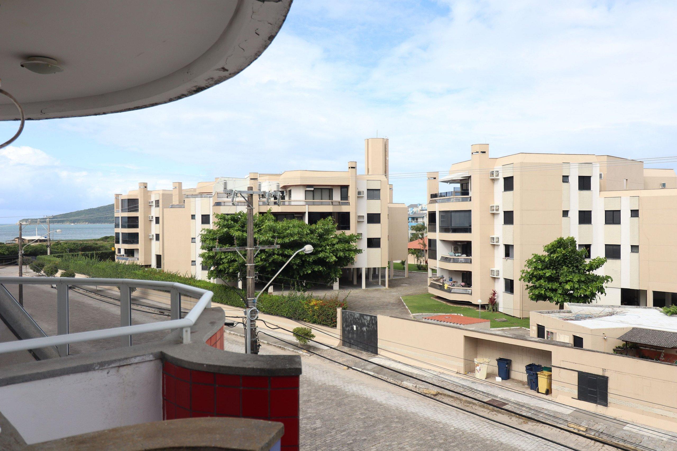 image-housing-carousel