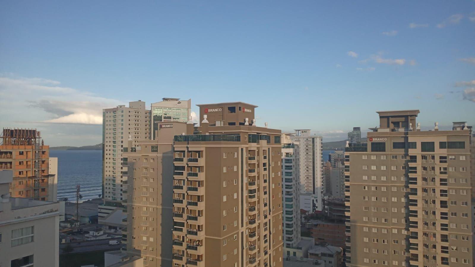 image-housing-carousel