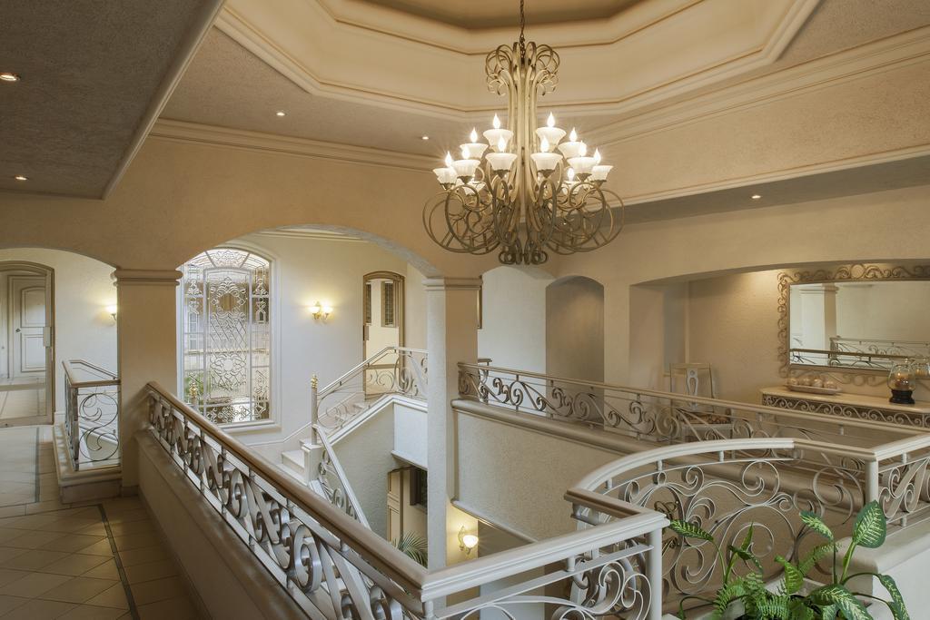 image-housing-carousel