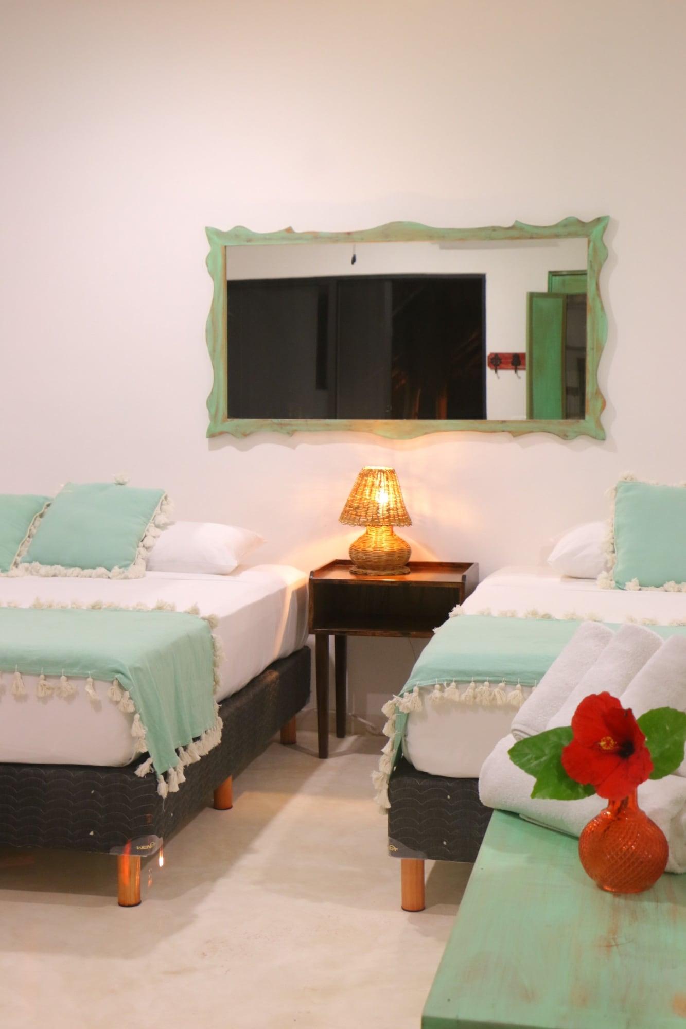 Habitación cuádruple básica, baño privado