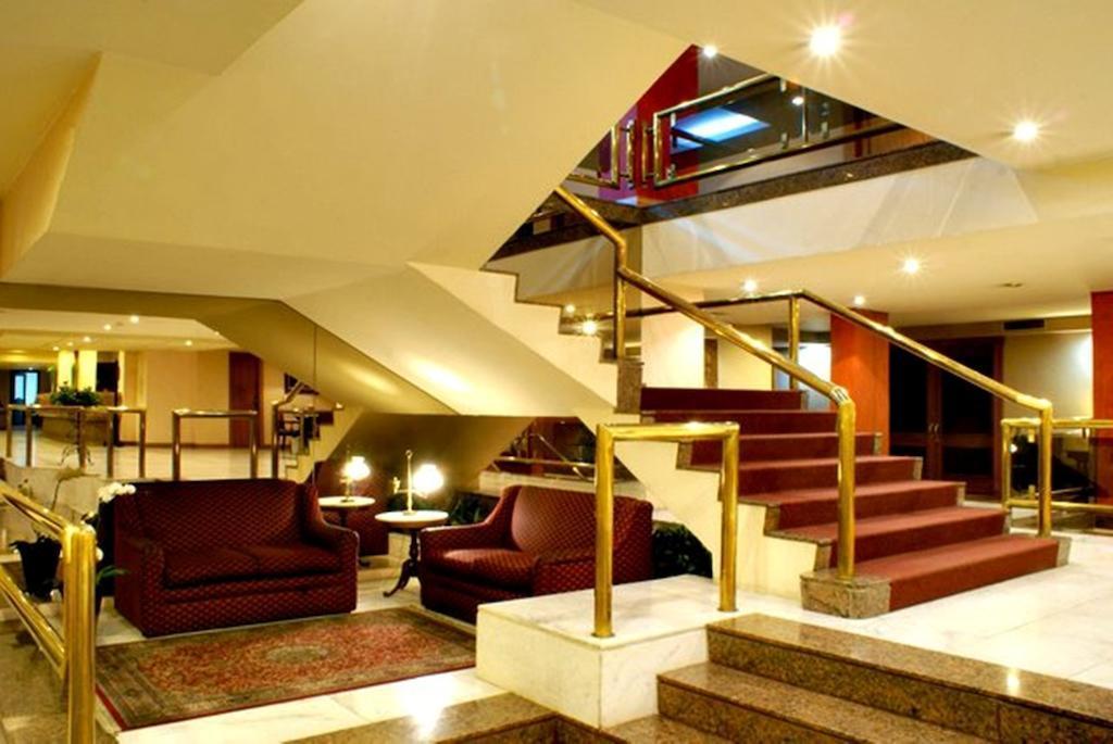 image-housing-carousel