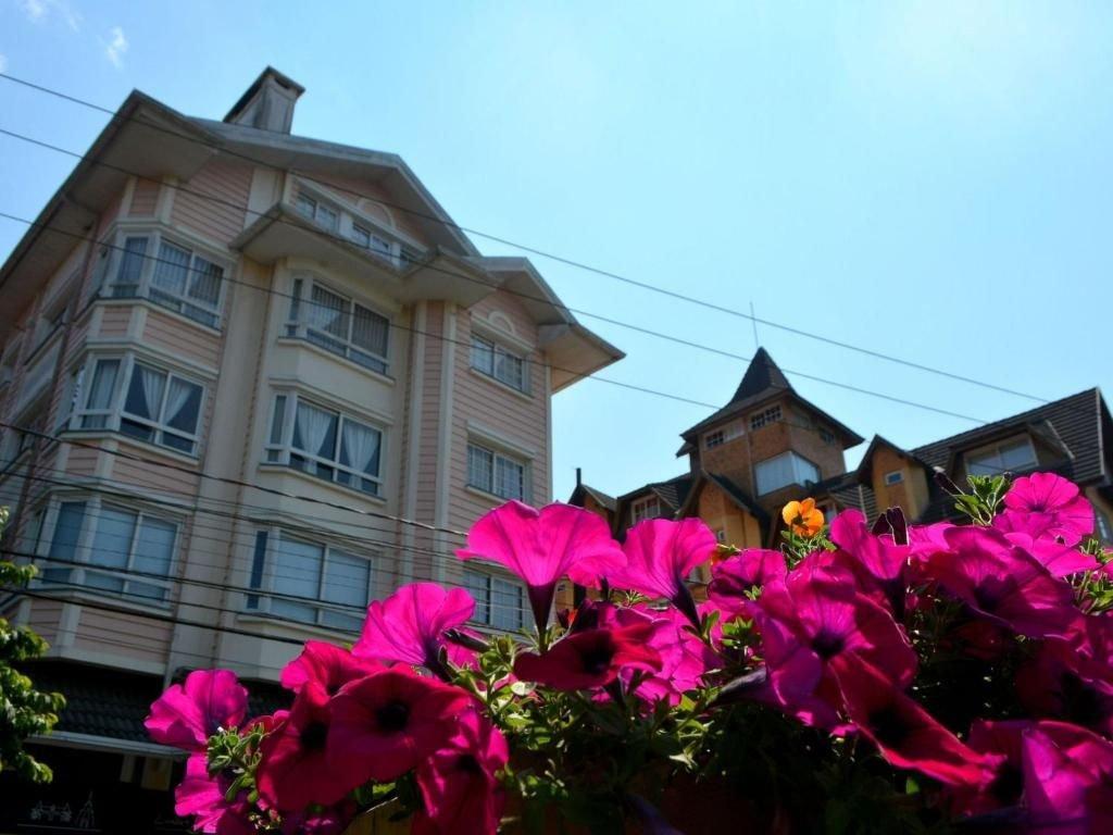 image-housing-carousel
