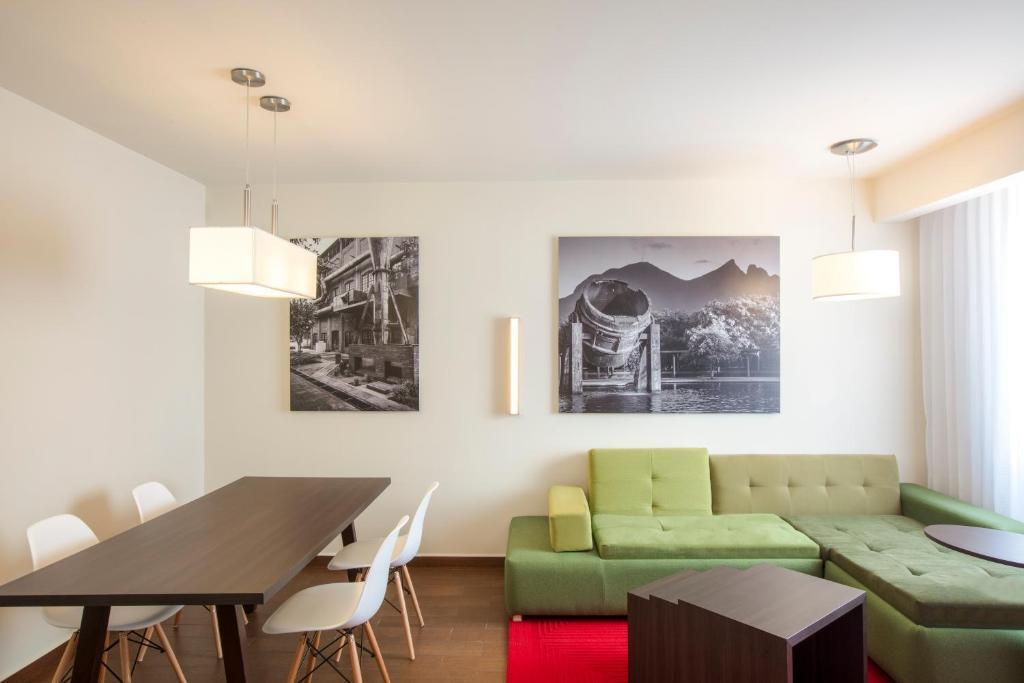 image-housing-carousel