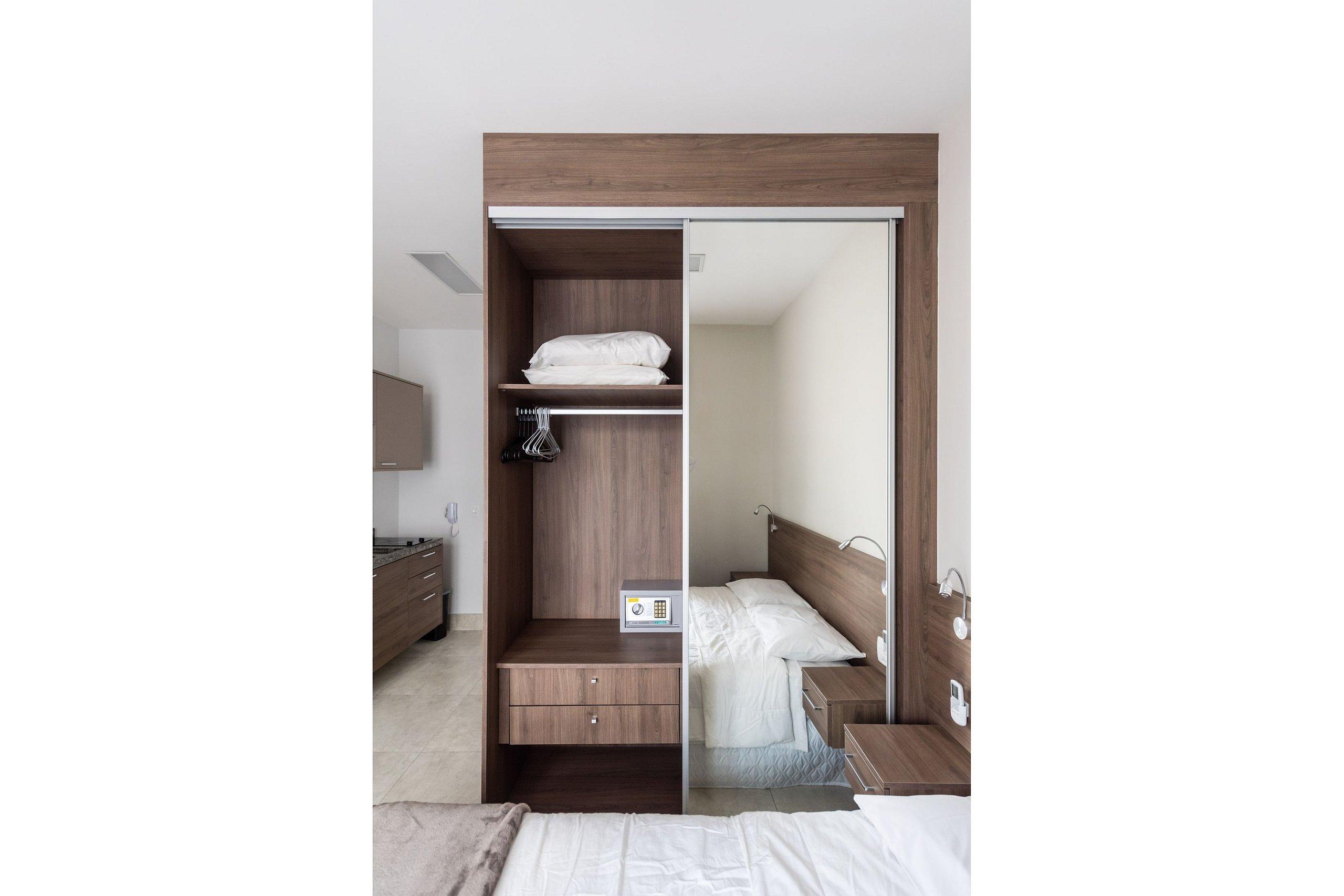image-housing-carousel