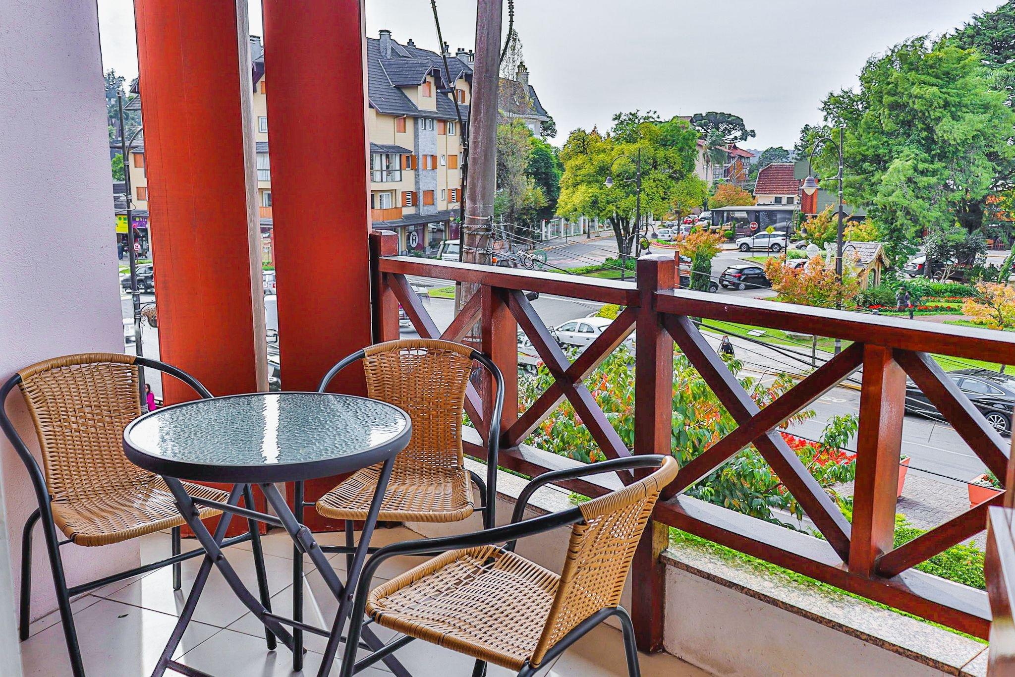 image-housing-carousel