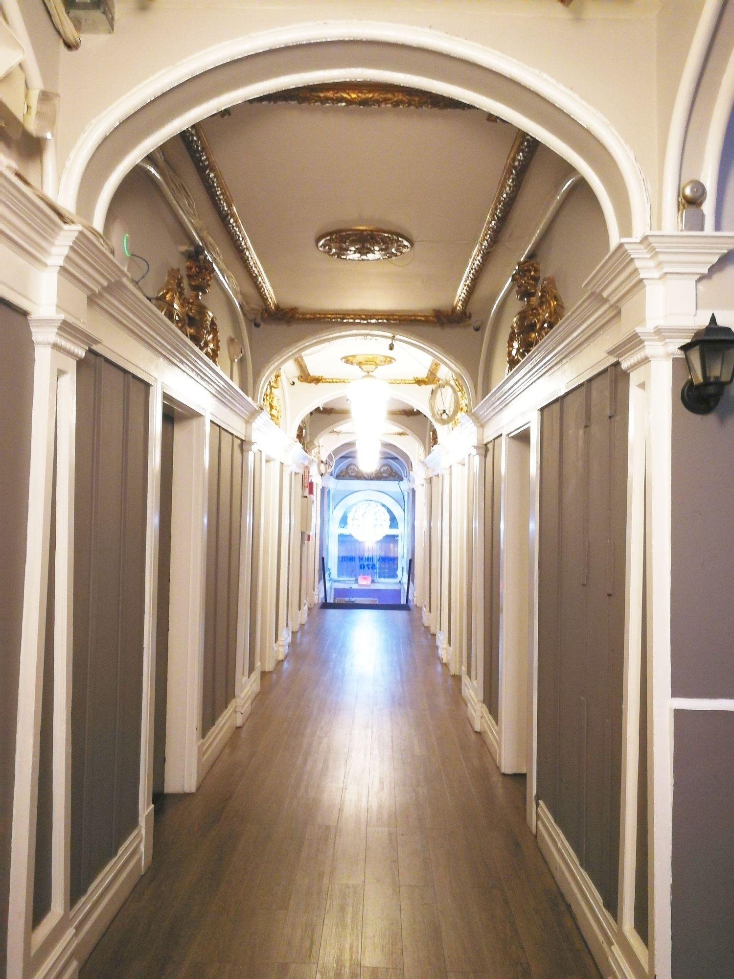 image-housing-carousel