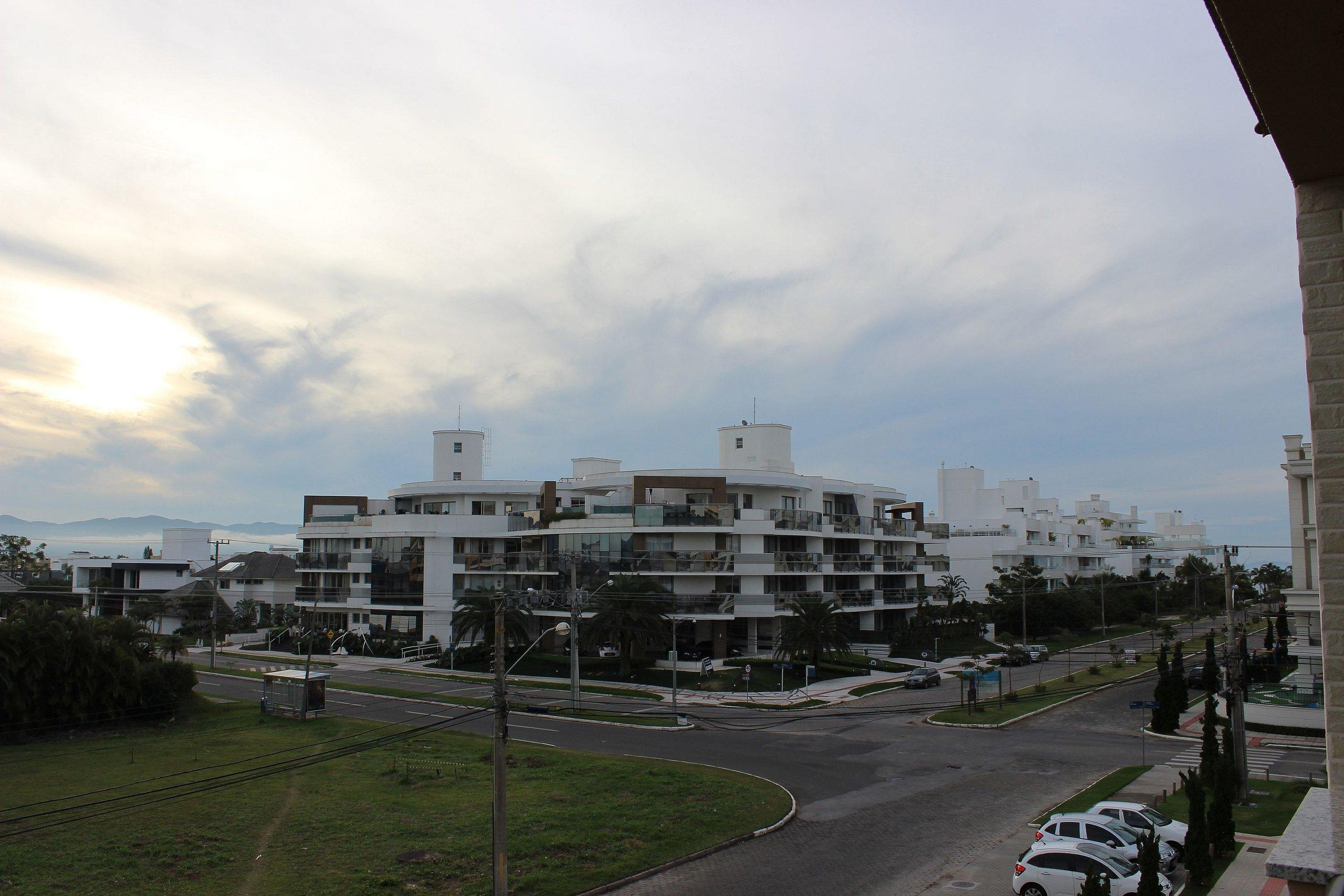 image-housing-carousel