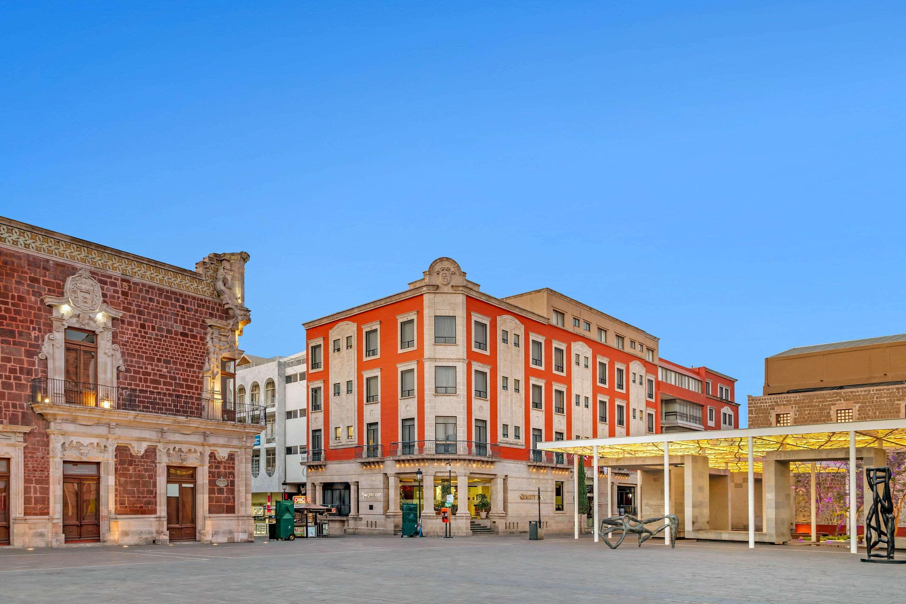 image-housing-carousel