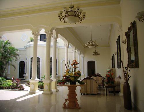 image-housing-carousel