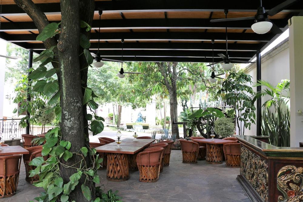 image-housing-carousel