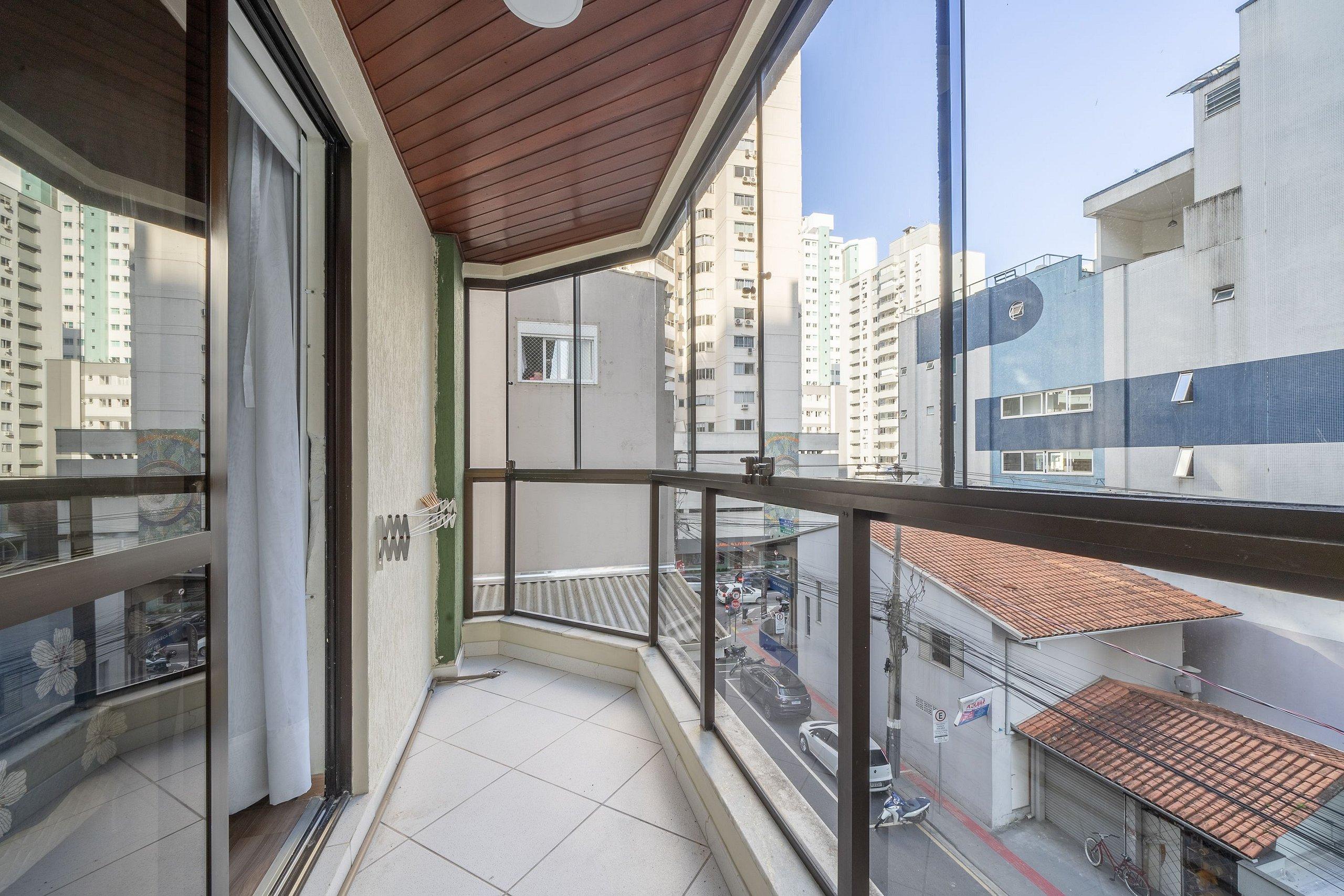 image-housing-carousel