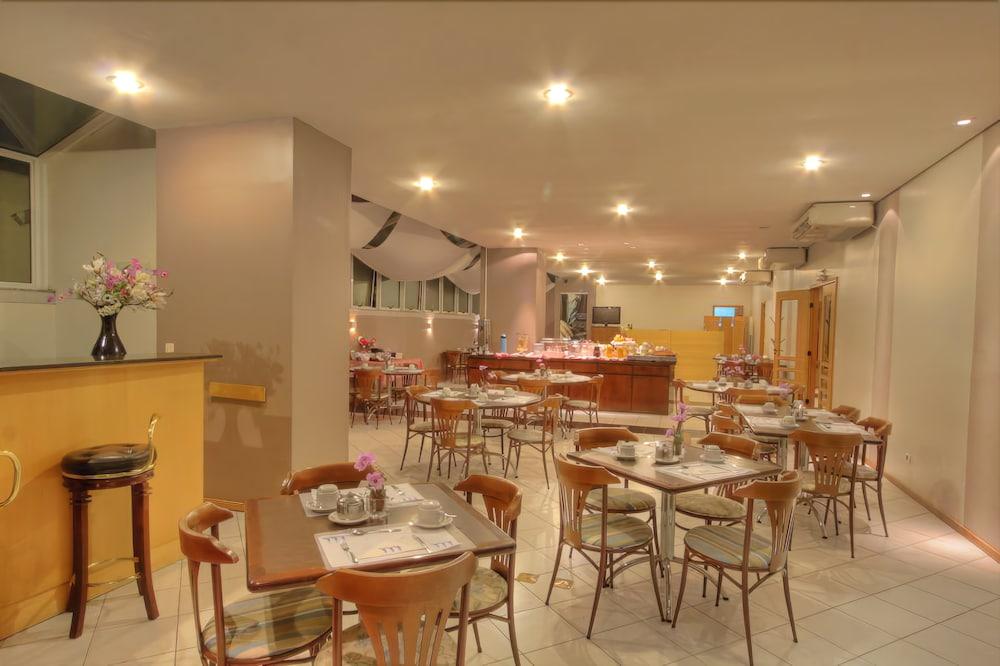 image-housing-carousel