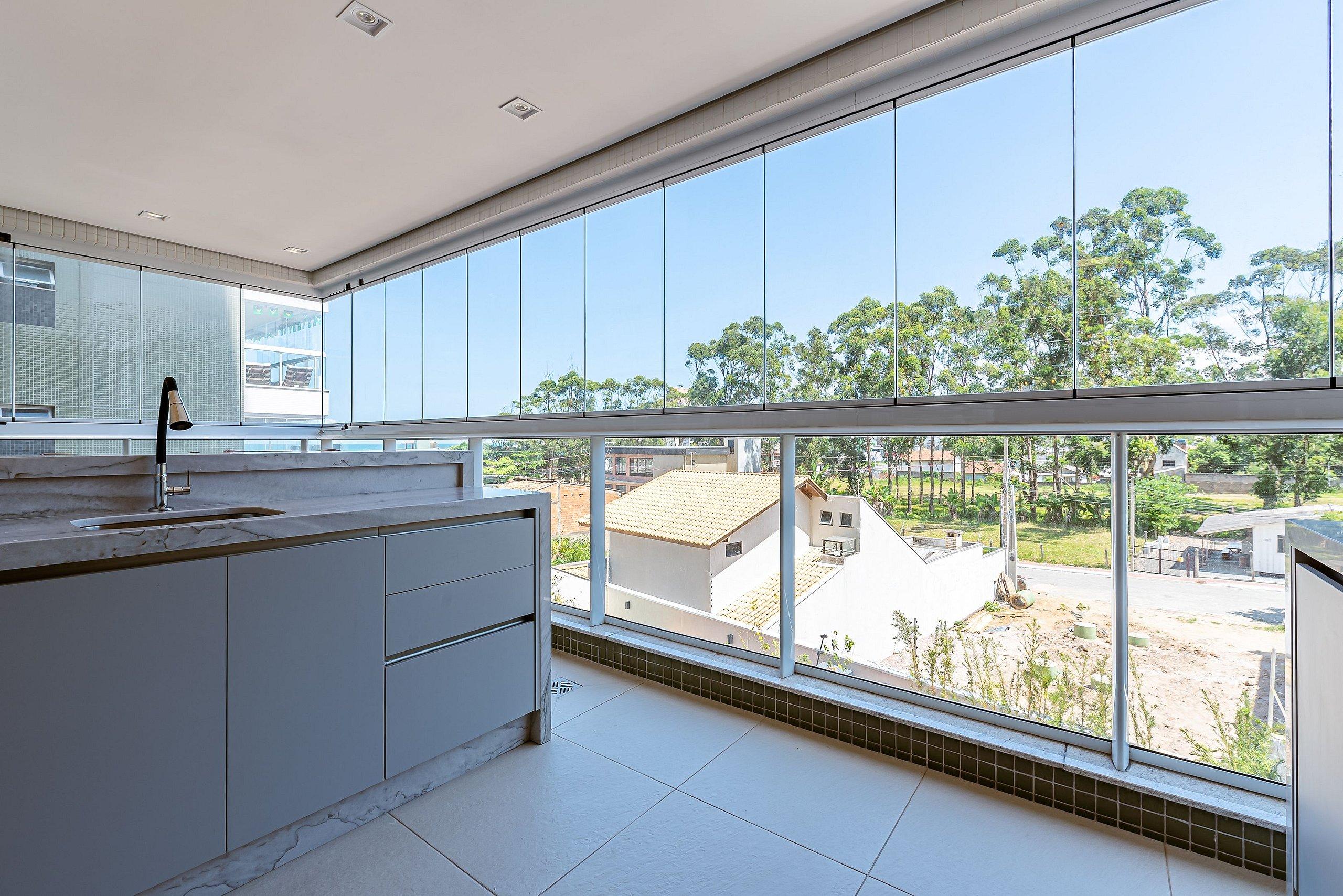 image-housing-carousel
