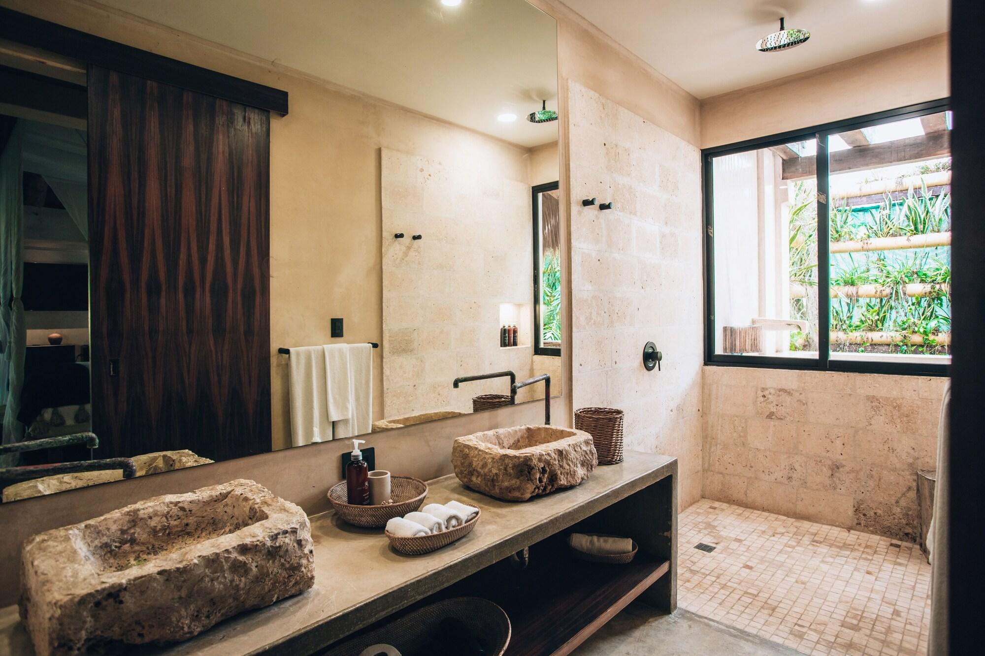 Master Luxury Suite w/private bathtub 2nd Floor