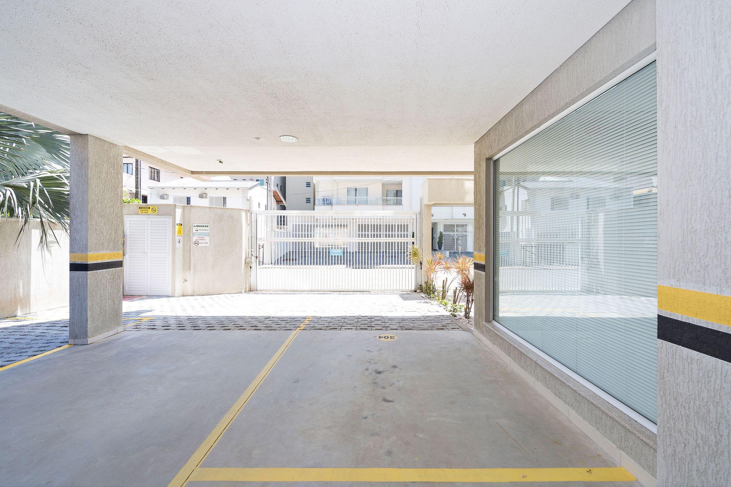 image-housing-carousel