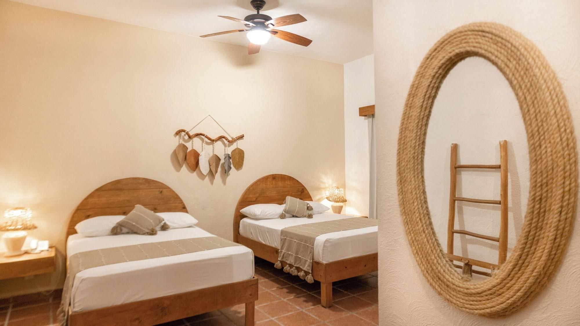 Habitación doble estándar, 2 camas dobles, vista parcial al mar