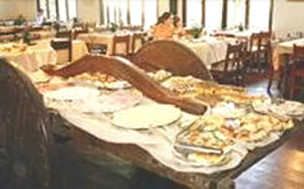 image-housing-carousel