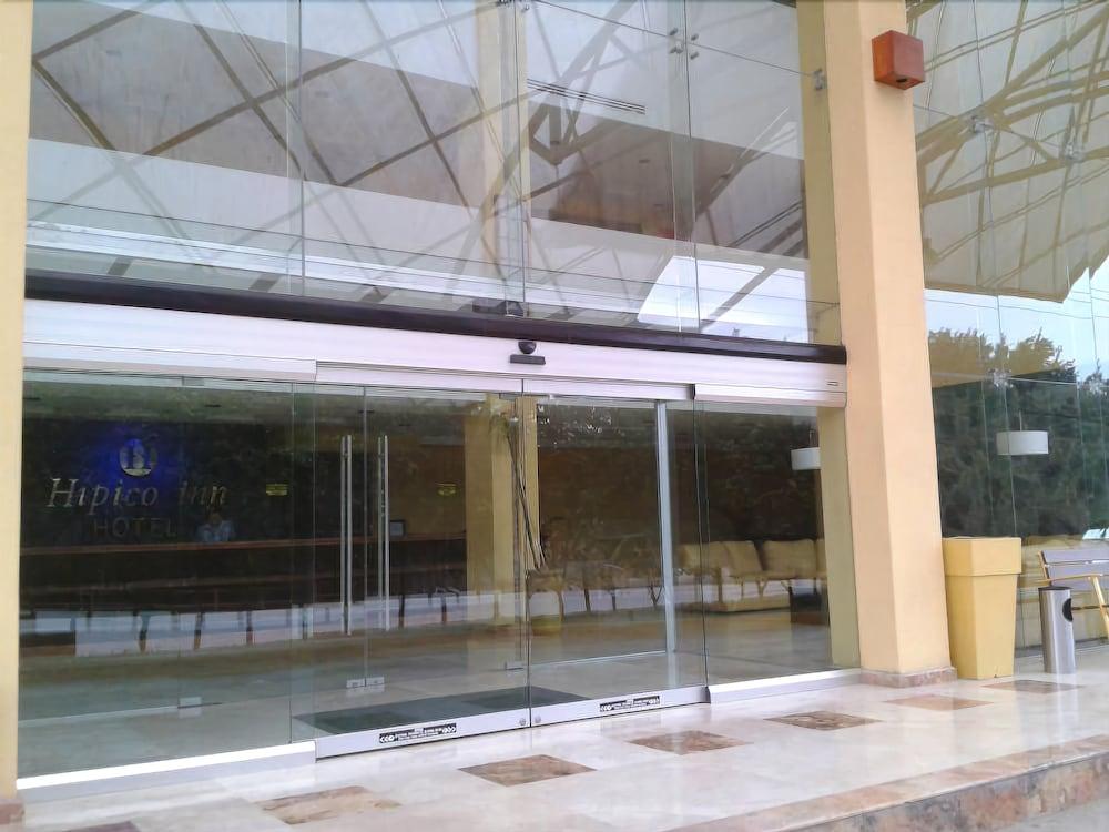image-housing-carousel