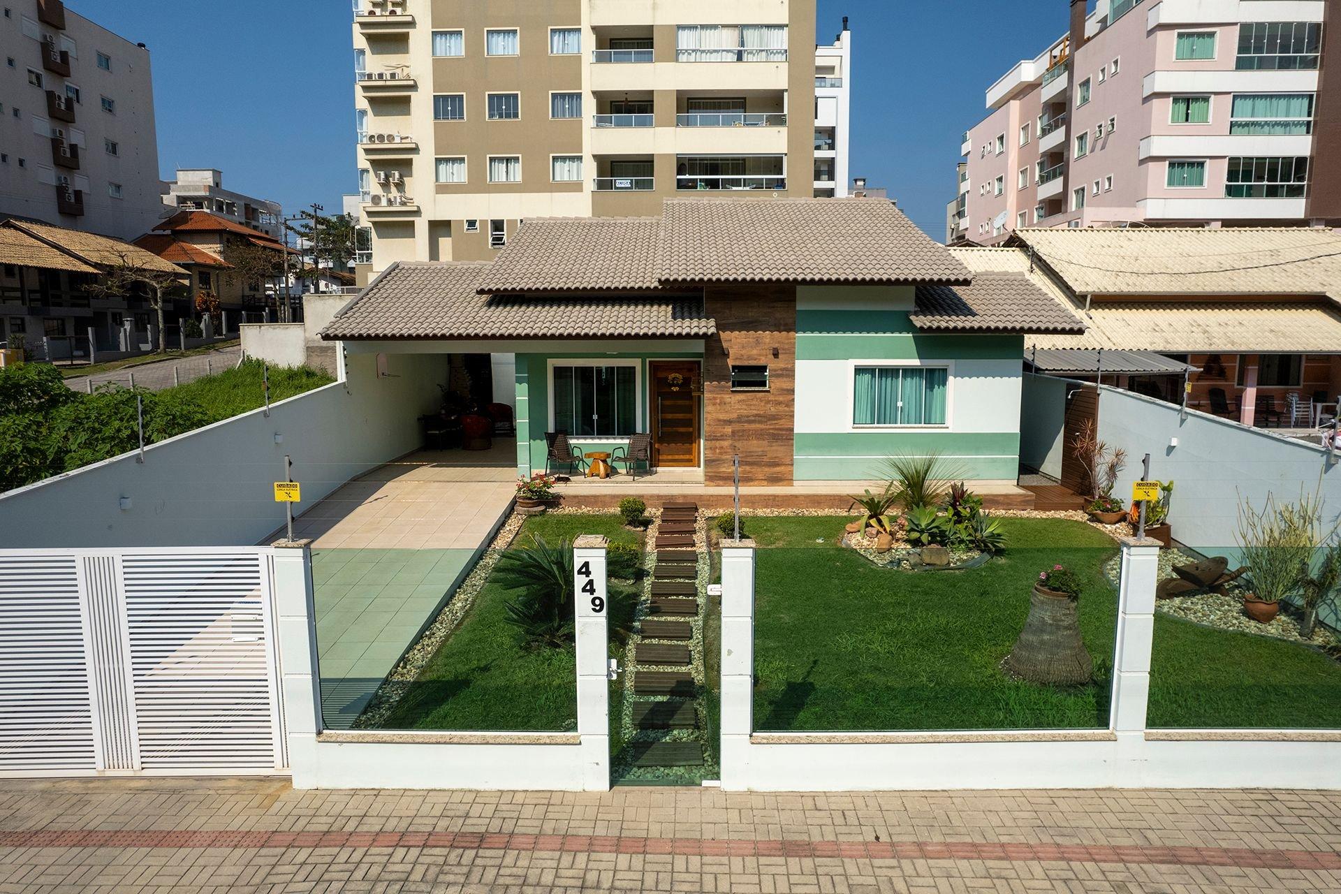 image-housing-carousel