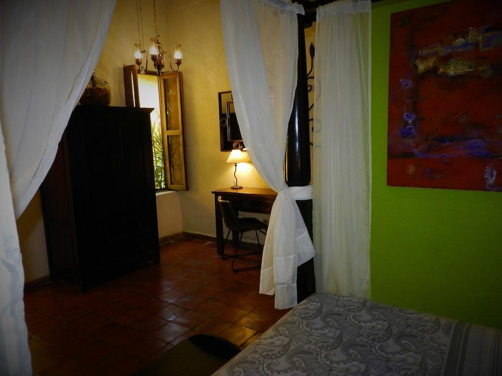 image-housing-carousel