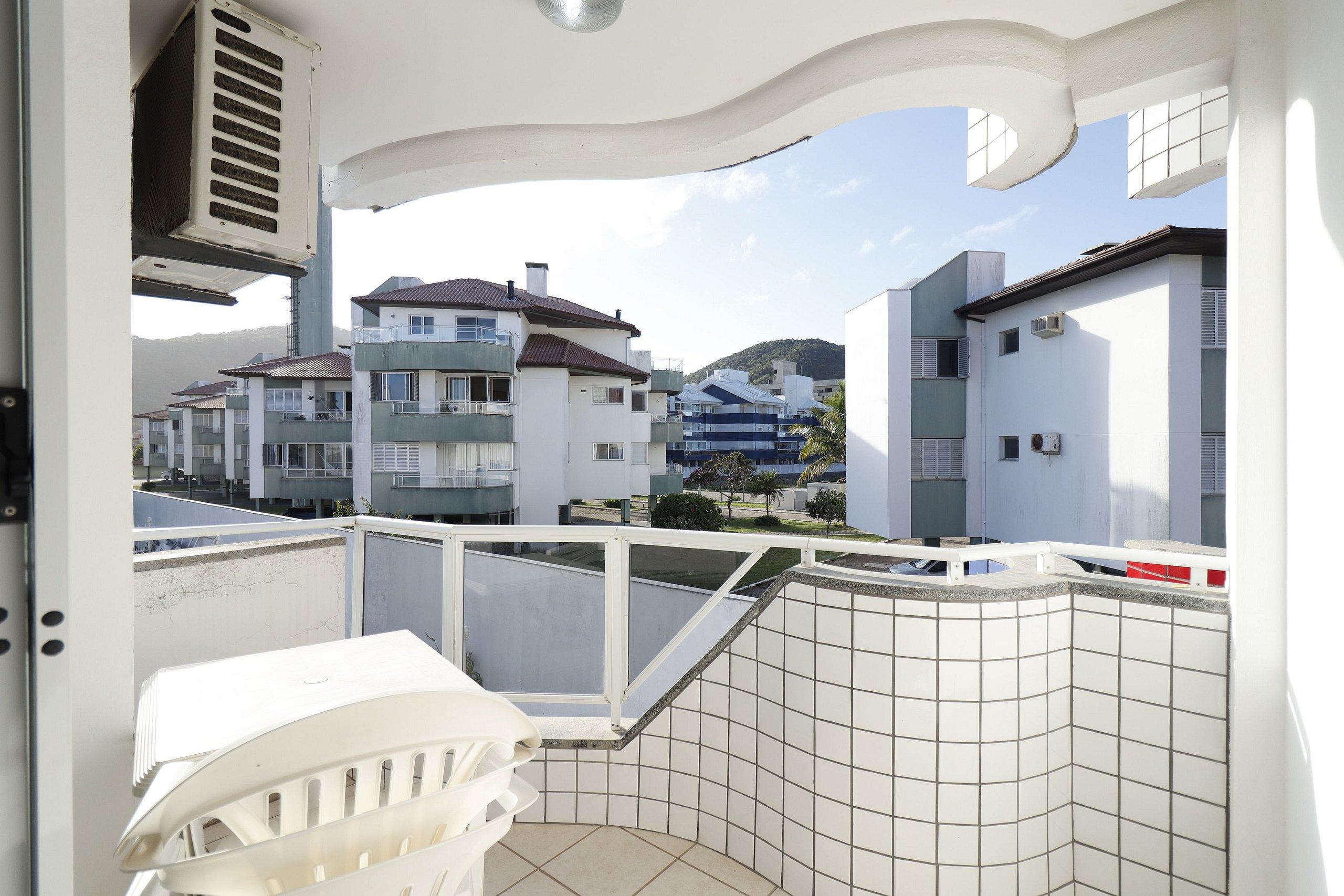 image-housing-carousel