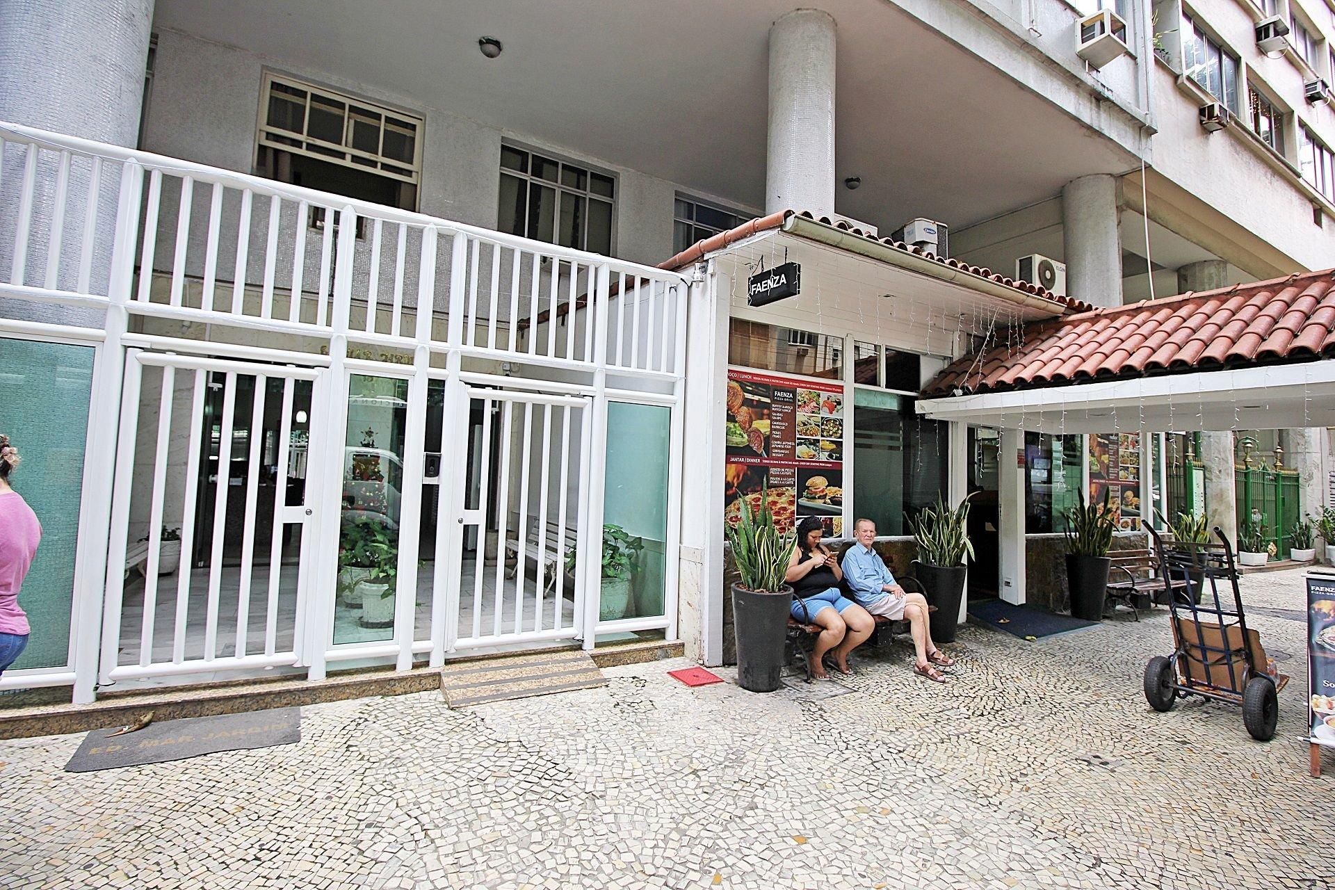 image-housing-carousel