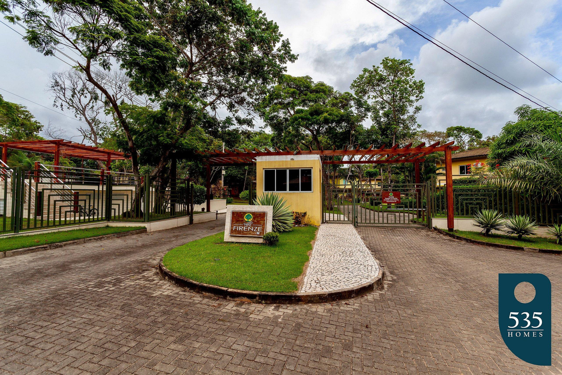 image-housing-carousel