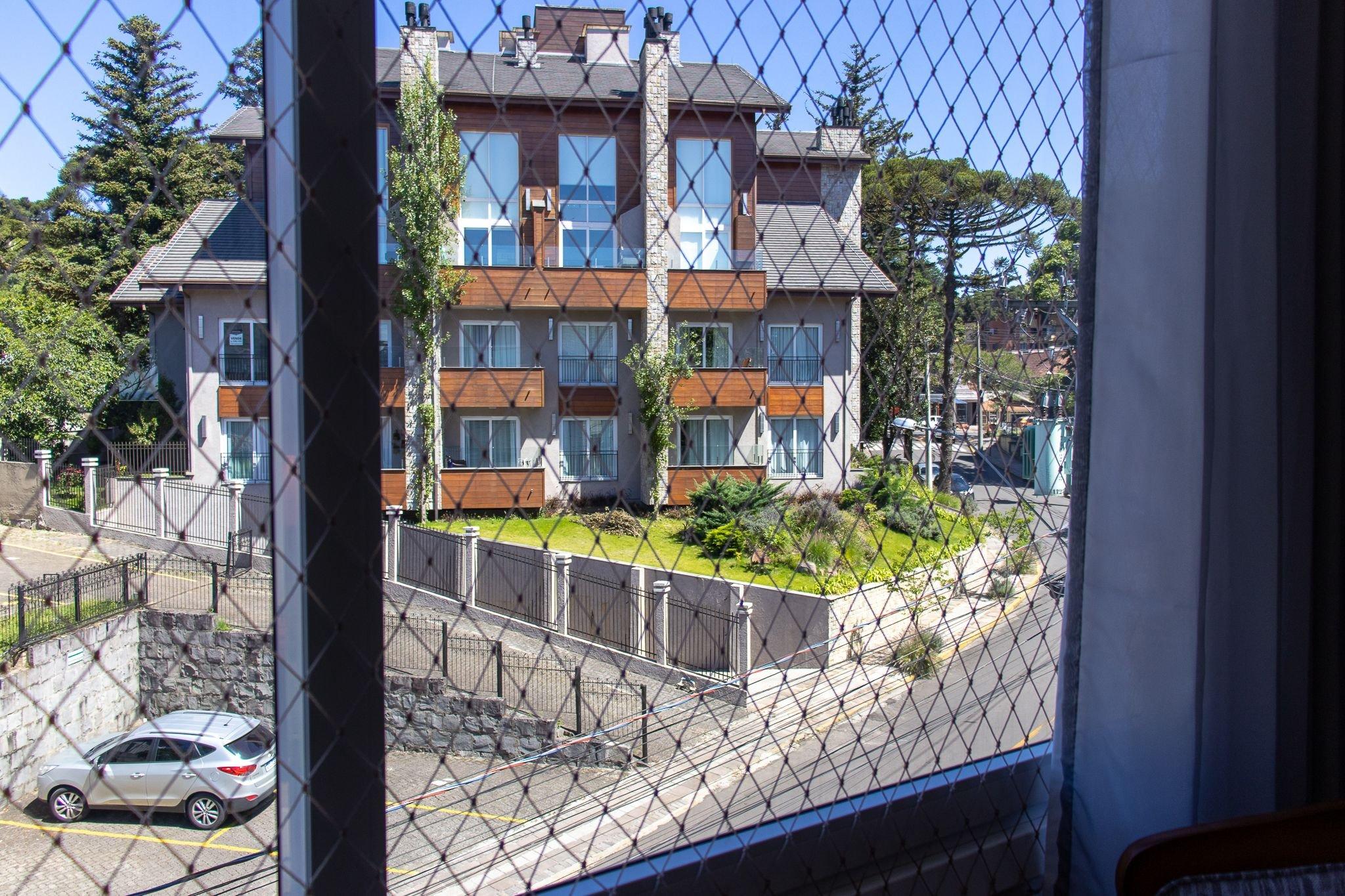 image-housing-carousel