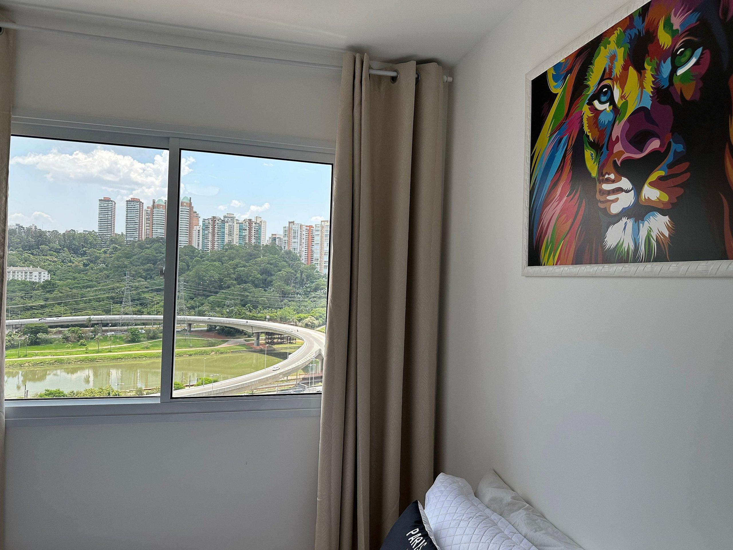 image-housing-carousel
