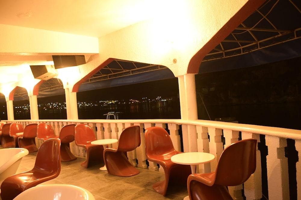 image-housing-carousel