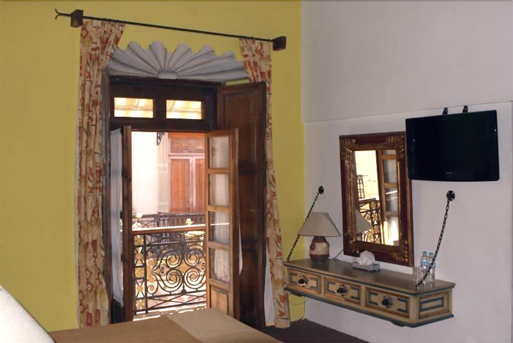 image-housing-carousel