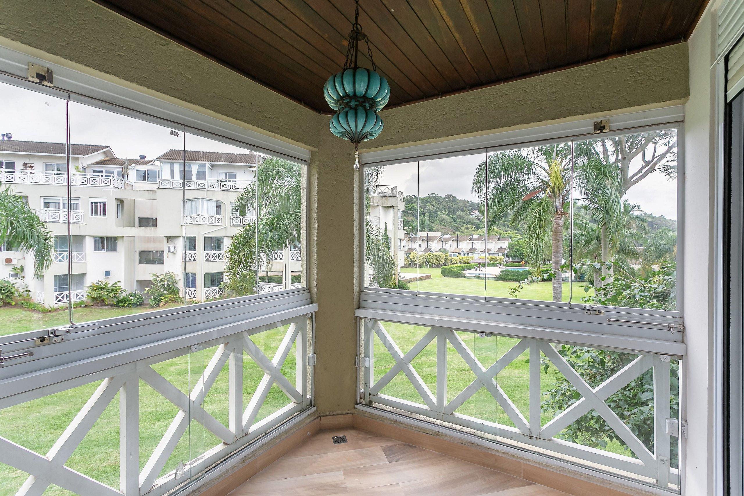 image-housing-carousel