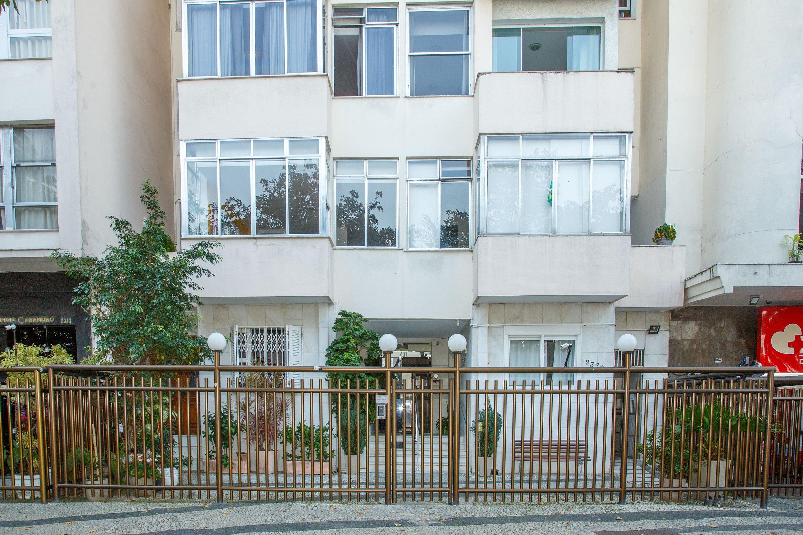 image-housing-carousel