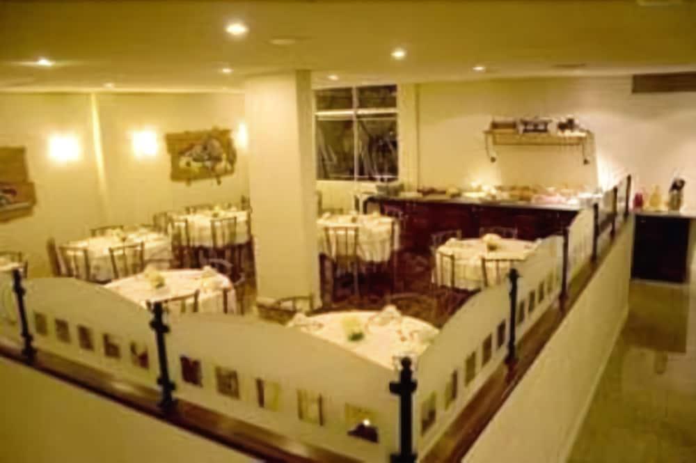 image-housing-carousel