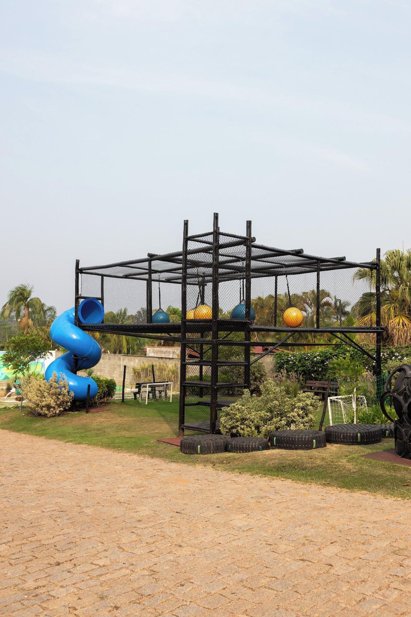 image-housing-carousel