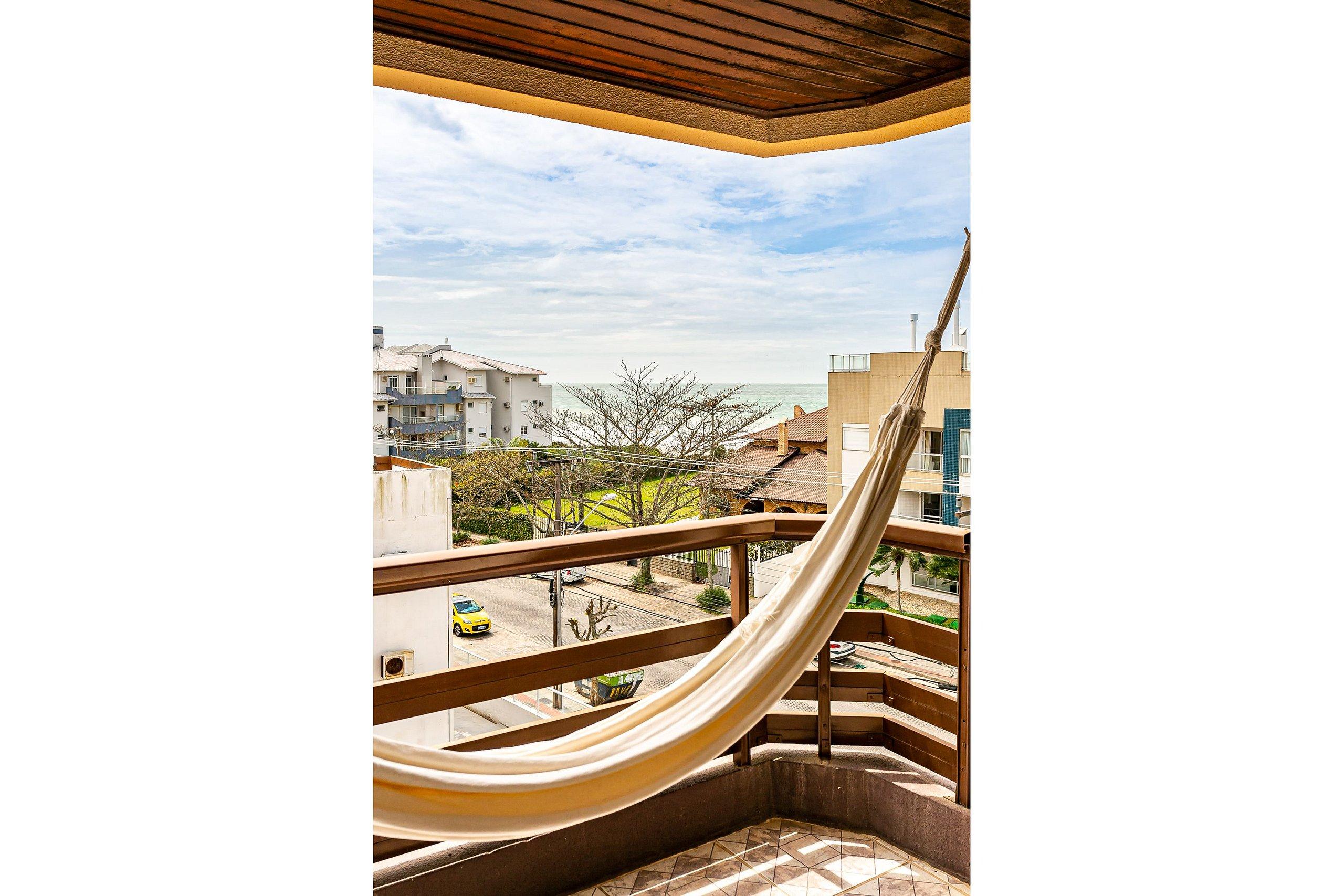 image-housing-carousel