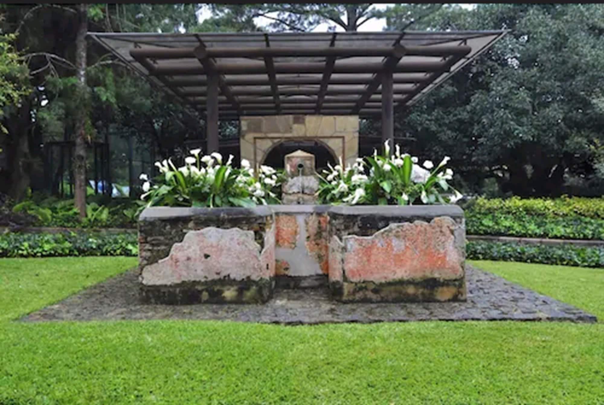 image-housing-carousel
