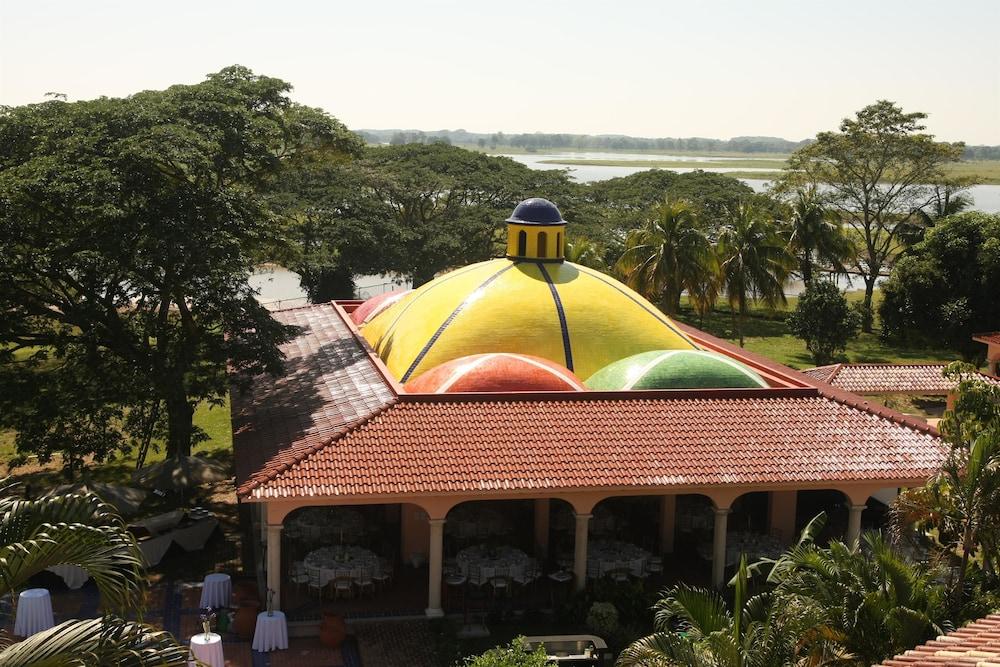 image-housing-carousel